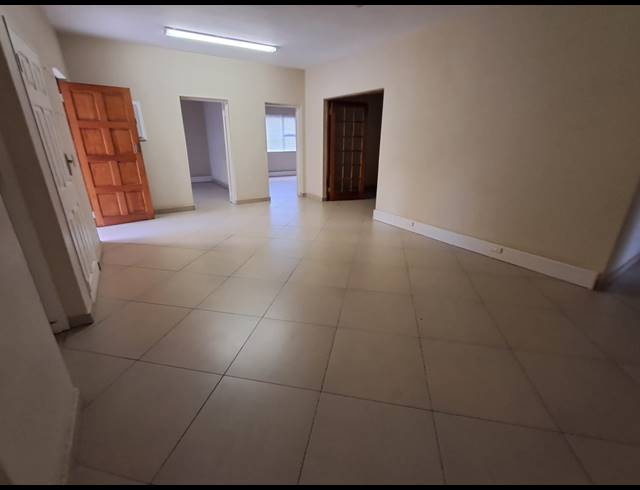 180M² OFFICE TO LET IN THREE RIVERS PROPER